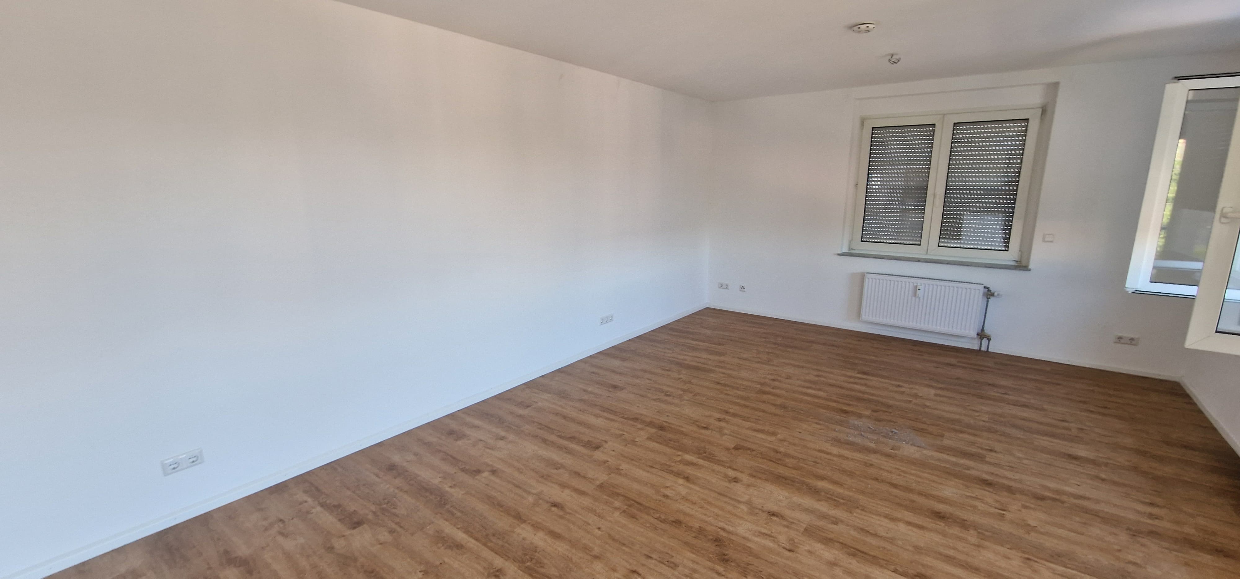 Leeres, besenreines Zimmer nach dem Umzug