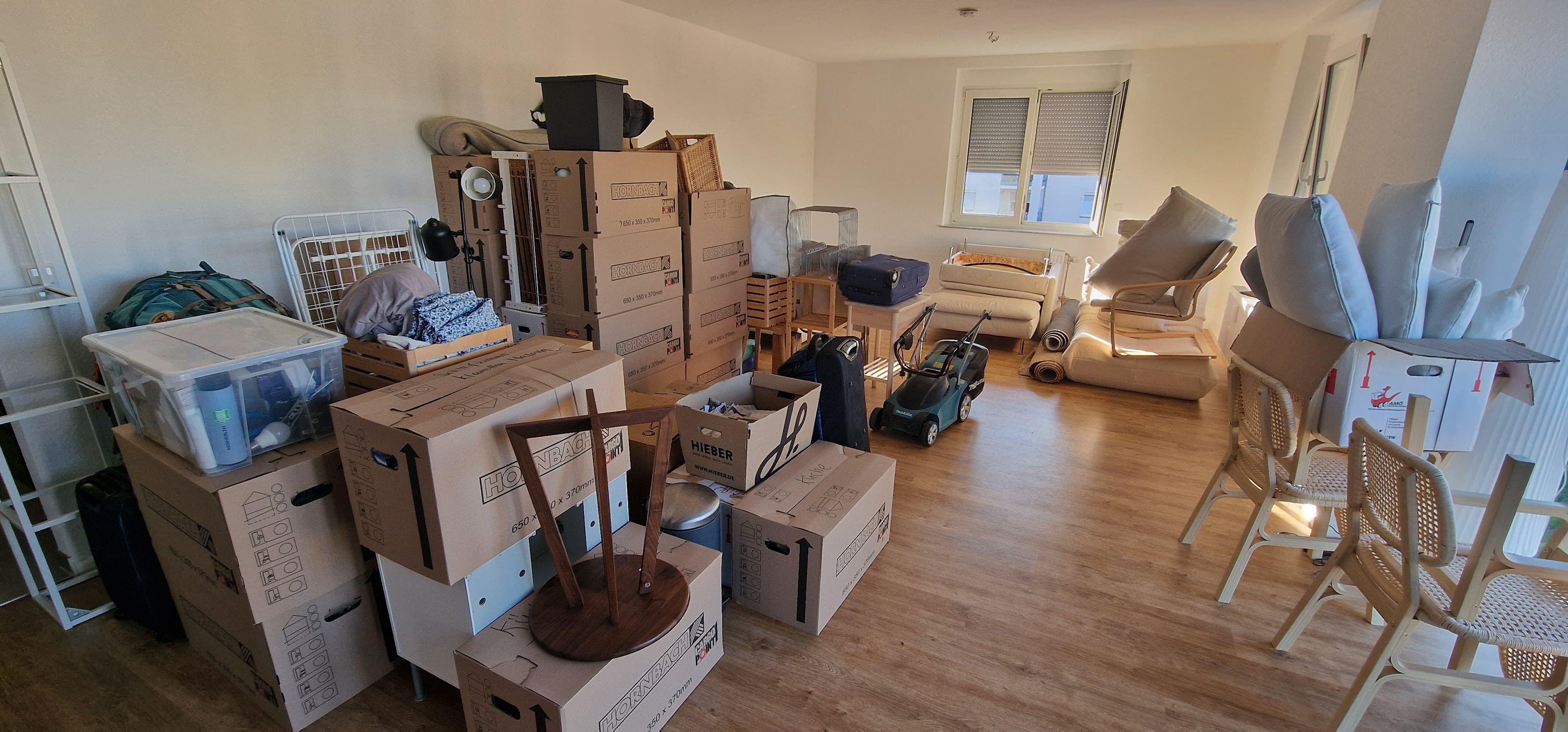 Volles Zimmer vor dem Umzug